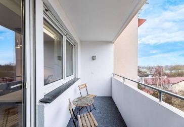 PROVISIONSFREI: Renovierte 3-Zimmer-Wohnung mit Balkon, Domblick, Aufzug und Garage.