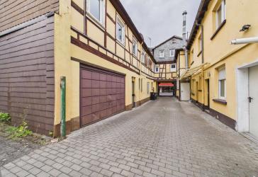 Charmantes Fachwerk-Mehrfamilienhaus mit Gewerbeeinheit in zentraler Lage von Frankfurt-Fechenheim über 6 % Rendite