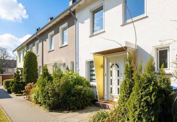 Renovierungsbedürftiges Reihenhaus in familienfreundlicher Lage mit Sonnenterrasse und Keller