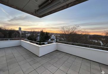 Penthouse | sehr gute Infrastruktur und Lage | riesen Balkon | inkl. Küche | S-Bahn 2 Gehmin