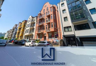 Sofort bezugsfrei! Charmante 3,5-Zimmer-Altbauwohnung mit zwei Balkonen am Rostocker Stadthafen