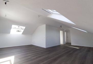 Moderne Helle Dachgeschosswohnung mit Stellplatz