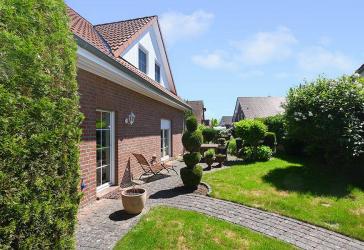 Sonnenkamp - Modernes Einfamilienhaus mit liebevoll angelegtem Garten.