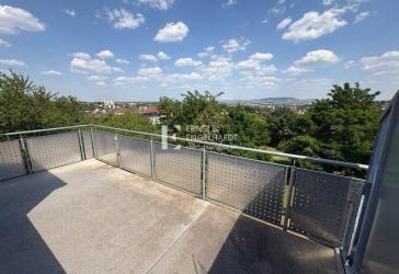Attraktive 3,5-Zimmer-Wohnung mit großzügigem Balkon & Blick über Kitzingen (MH26 L7)