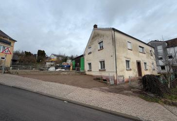 Wohnen + Halle + vielseitig nutzbare Bestandsräume + Aufstockungs-Potenzial auf 1.512 m² in Saarbrücken.