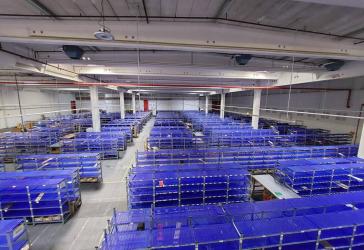 Industriehalle mit 9 m Deckenhöhe, 13 Toren und Büroanteil