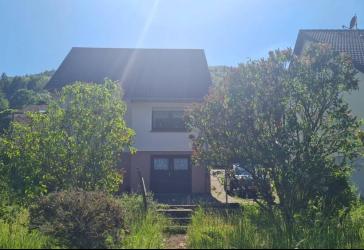 Idyllisches Haus mit Sonnenbalkon und schönem Grundstück.