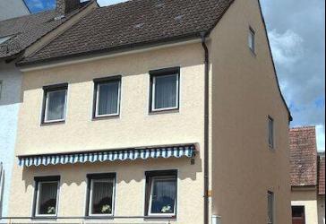 Älteres Wohnhaus mit Garage und Nebengebäude in zentrumsnaher Lage