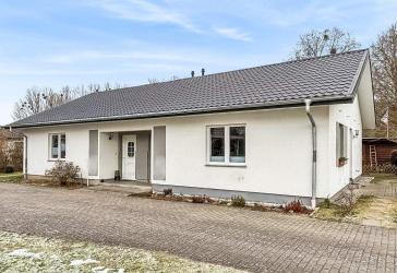 Zwei 2-Zimmer-Wohnungen oder ein Bungalow mit schönem Garten in Hanshagen bei Greifswald