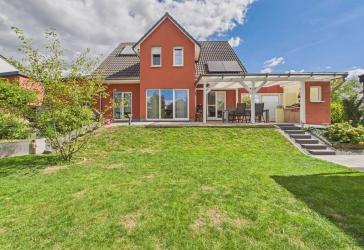 Familientraum mit Wohlfühlgarten - modernes Einfamilienhaus mit Outdoor Küche und Doppelgarage!