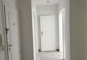 Gut gelegene, frisch renovierte 3-Zimmer-Wohnung mit Terrasse