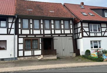 Altes Fachwerkhaus mit Nebengebäuden