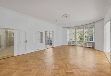 Stilvolle Hochparterre-Wohnung mit Terrasse in herrschaftlicher Villa