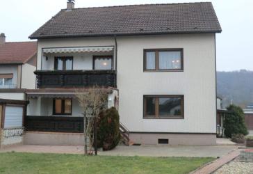 Freistehendes 2 Familienhaus mit Einliegerwohnung und Garage in Seenähe von Untergrombach