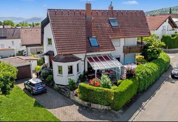 EINZIEHEN UND WOHLFÜHLEN - modernisierte DHH mit Kachelofen & Einliegerwohnung in Ohmenhausen