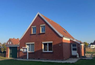 Ruhig gelegen: Einfamilienhaus mit großem Grundstück und Garage (Erbbaurecht)