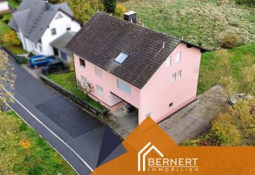 Großzügiges Dreifamilienhaus mit Balkon, Terrasse und vielseitigem Nutzungspotenzial