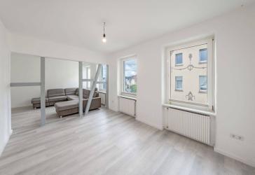 Altbaucharme trifft Rendite: 4-Zimmer-Wohnung mit 6 Stellplätzen