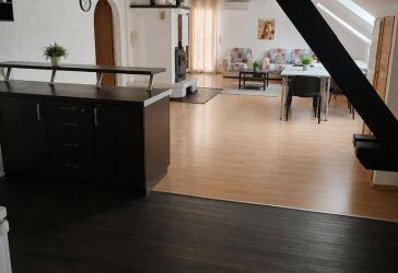 Extragroße 3,5 Zimmer-Wohnung mit riesiger Dachterrasse - ca. 142 qm Wohnfläche & EBK & Stellplatz