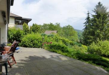 AUMÜLLER - Immobilien - Ruhige 2,5-Zi-Wohnung mit zwei Bädern, sonniger Terrasse, Garten und Garage