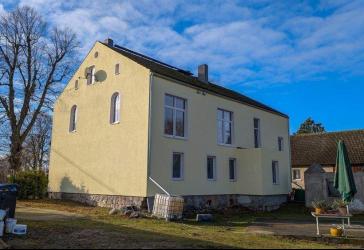Bauernhaus mit neuer Fassadendämmung, freiem Blick und Entwicklungsspielraum