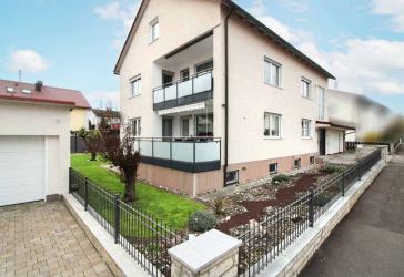 Wohnen mit Perspektive: Vielseitiges Zweifamilienhaus mit Garten, Balkonen & PV-Anlage