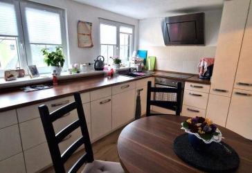 Großzügige Dachgeschoßwohnung mit hochw. EBK, 2 Bädern und Gartenterrasse