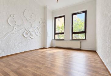 6 Zimmer Wohnung mit Balkon - WG-geeignet! -Altbau mit Charme in Bestlage!