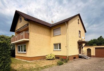 Hermann Immobilien: Zweifamilienhaus mit großem Grundstück in Bruchköbel