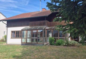 Großzügiges Einfamilienhaus mit Garage und großem Garten in ruhiger Ortsrandlage