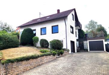 Charmantes Zweifamilienhaus mit Retroseele und Gartenparadies in Mössingen-Belsen
