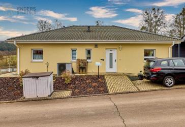 Modernes Einfamilienhaus mit Terrasse, Garage & PV im Neubaugebiet Klausen