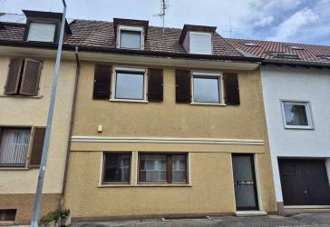 Charmantes Reihenmittelhaus mit großem Potenzial für Handwerker und Sanierer