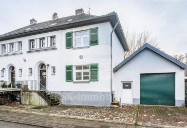 Charakterhaus aus den 1920er-Jahren - lichtdurchflutet, mit hohen Decken und großzügigem Gartenidyll