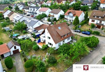 Großzügiges Zweifamilienhaus mit großem Garten und einer Doppelgarage in Schlechtbach