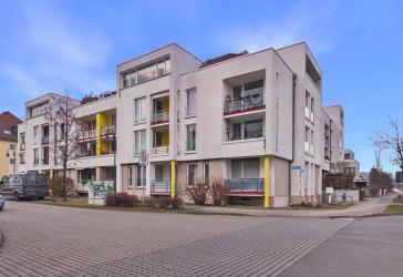Bezugsfreie Dachgeschosswohnung mit Dachterrasse und Stellplatz!