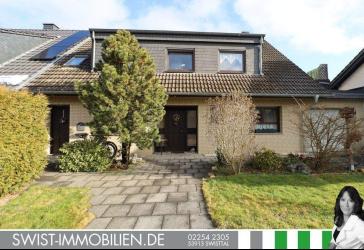 Einfamilienhaus mit Einliegerwohnung mit sep. Eingang in begehrter Wohnlage (Erbpacht)