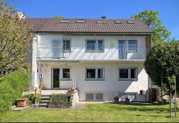 Zweifamilienhaus mit großem Grundstück und viel Potenzial