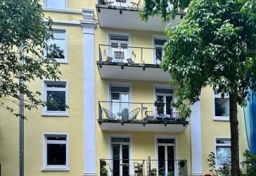 Eppendorf vor der Tür, Grün vor dem Fenster: Altbau mit Balkon