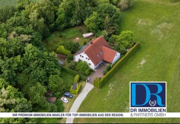 Umgeben von einem Biotop: Einfamilienhaus mit Einliegerwohnung in ruhiger und zentrale Lage