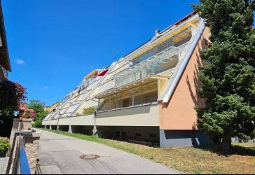 OHNE KÄUFERPROVISION + BEZUGSFREI oder NEU VERMIETBAR : Modernisierte 2 ZKB mit XXL-Terrasse, mit Fernwärme, mit Einzelgarage!
