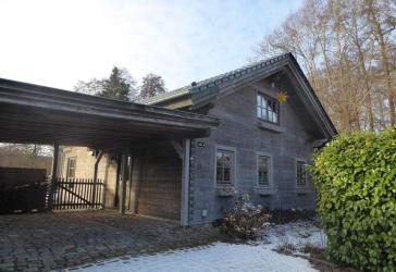 Ökologisch und naturnah wohnen: Blockbohlen-Haus mit Galerie, eigenem Havelsteg und Gartenbrunnen!