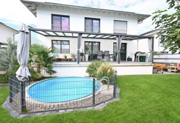 Exklusives Wohnerlebnis: Haus mit ELW, Galerie, Kamin, Pool und viel Platz
