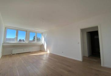 Außergewöhnliche 4-Zimmer-Wohnung mit 2 Bädern und Balkon in Köln-Longerich