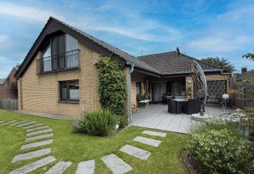 Freistehendes Einfamilienhaus mit gemütlicher Einliegerwohnung und Garage in ruhiger Wohnlage!