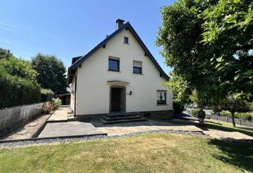 Wohnen im Grünen - Gepflegtes Einfamilienhaus mit Garage und großem Garten