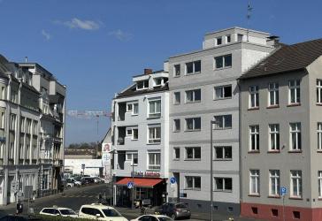 Wohn - und Geschäftshaus unmittelbar ICE Bahnhofslage - 5 getrennte Einheiten