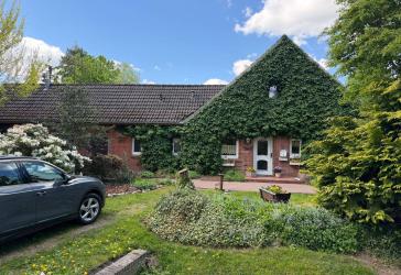 Familienhaus gesucht? Gefunden! Hübsches Rotsteinhaus mit parkähnlichem Grundstück in Schiffdorf-Wehdel.