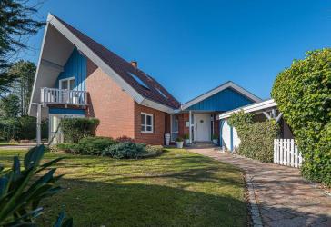 Ihr Traumhaus: Architektenhaus mit Anbau auf einem herrlichen Grundstück mit Gartenteich!