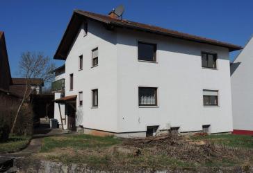 Preisreduzierung! Großzügiges Zweifamilienhaus inkl. Nebengebäude, Garten und Carport